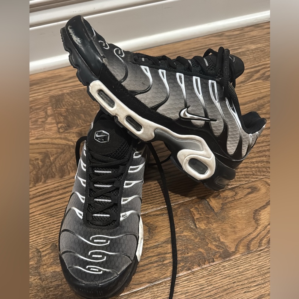 Nike Men's Black and White Sneakers